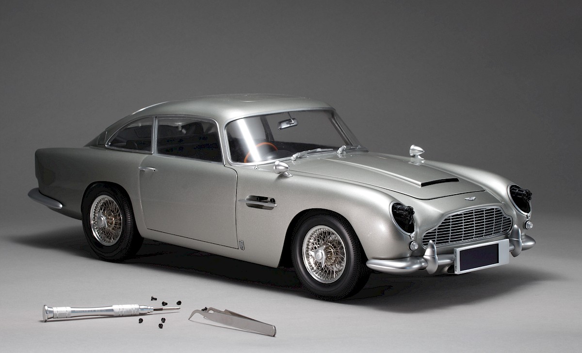 NEW Aston Martin DB5 Goldfinger With REAL 007 Gadgets! 