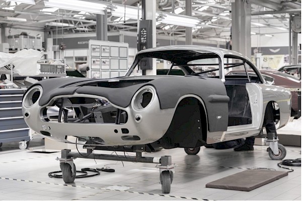 限定車は1台あたり4500時間をかけて熟練の職人が製作 Thumbnail